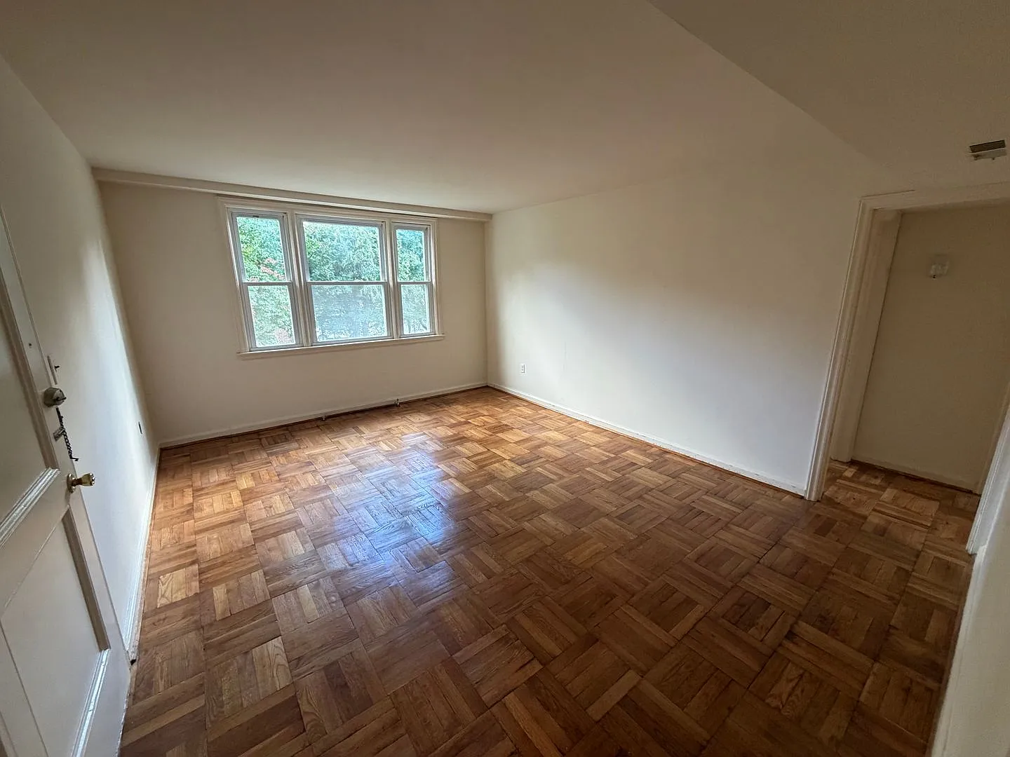 2704 Kensington Avenue — Photo 4