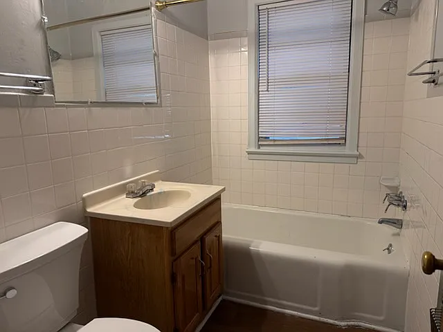 2448 S Victoria Ave — Photo 10