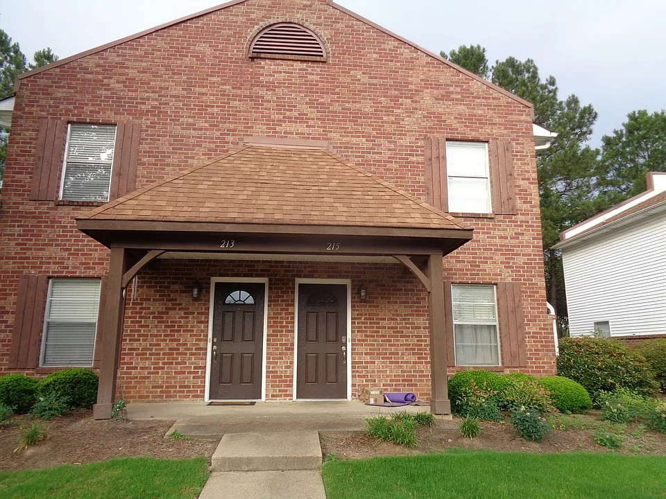215 Edinburg Way