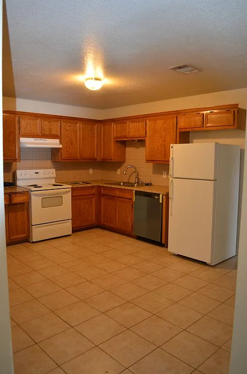 3 bed, 1200 sqft, $1,250 — Photo 4