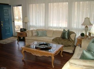 11 Circle Dr, Oak Ridge, NJ 07438