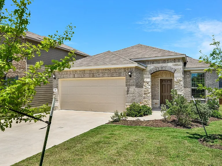 216 The Duke Dr — Photo 1