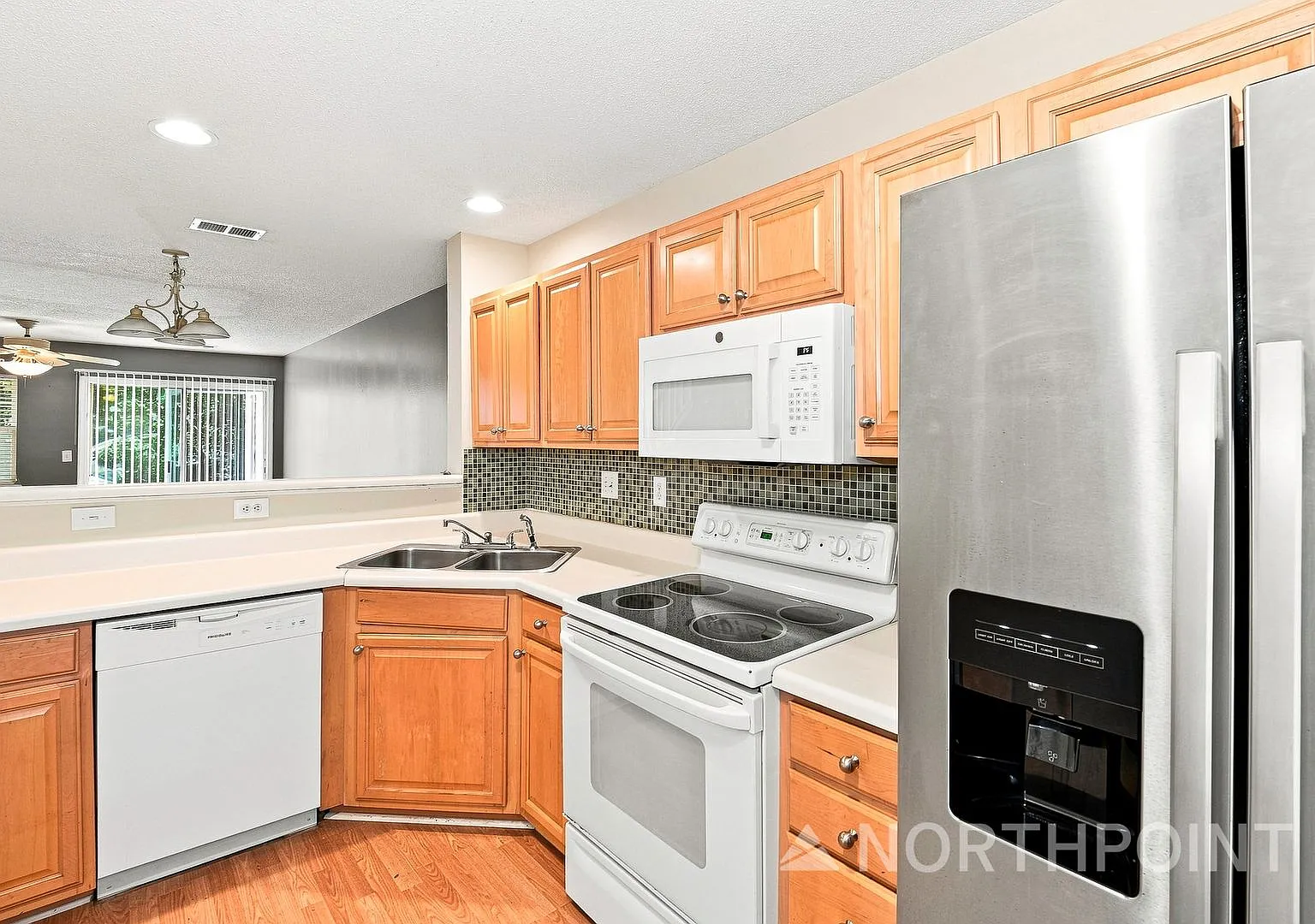 2 bedroom townhome-fully repainted — Photo 3