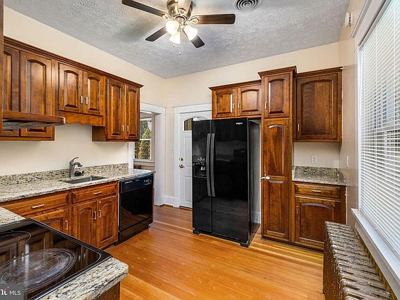 4th image of 729 Revolution St