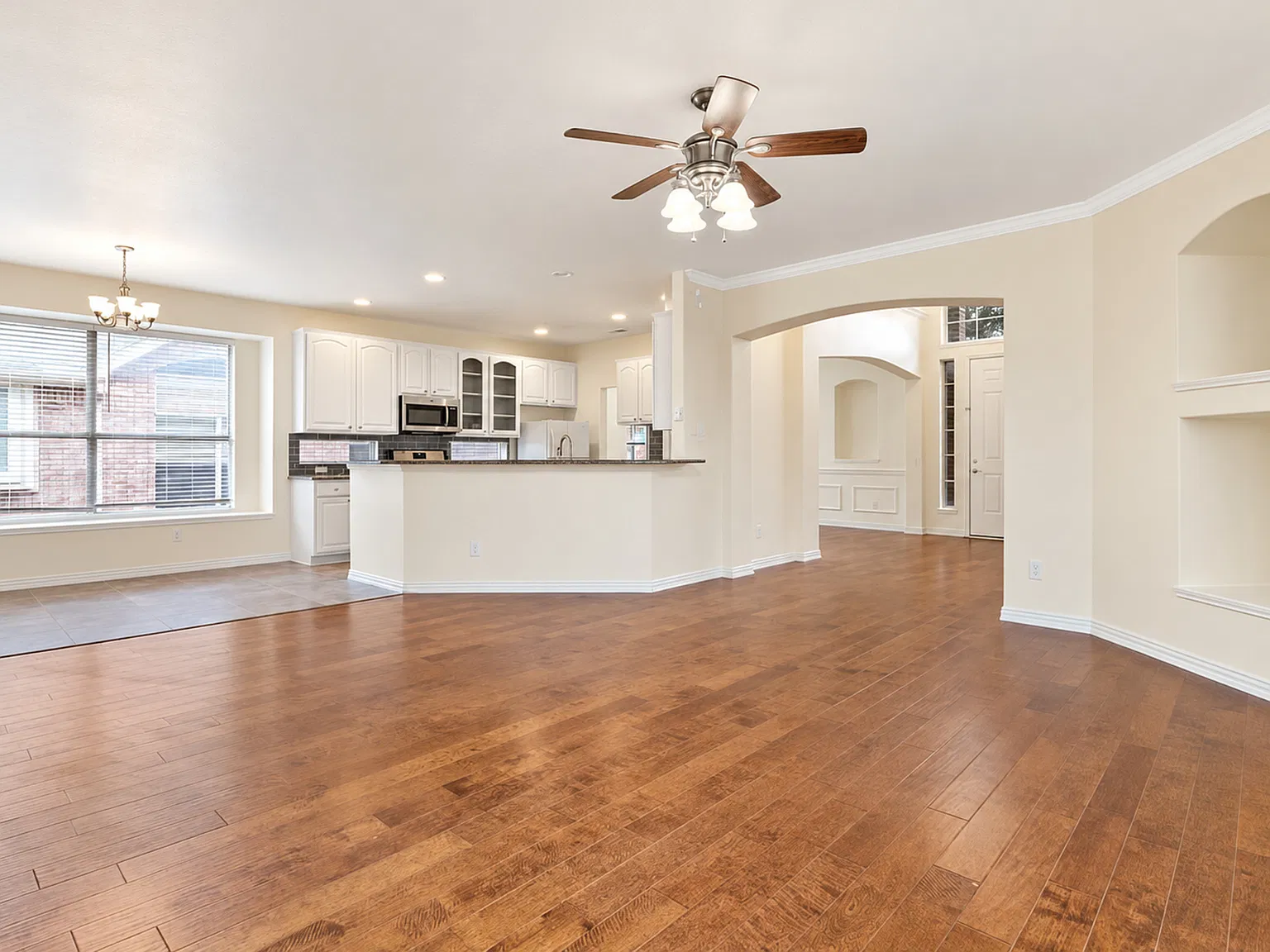 3 bed, 2.5 bath, 2368 sqft, $2,850 — Photo 4