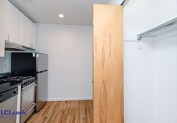 4th image of 1371 1st Ave Front 2B