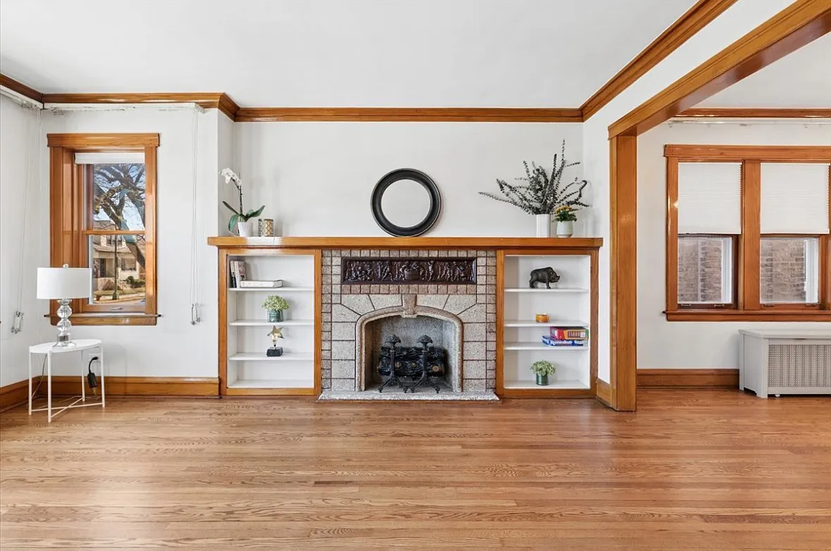 Building Photo - 5546 N Austin Ave #1