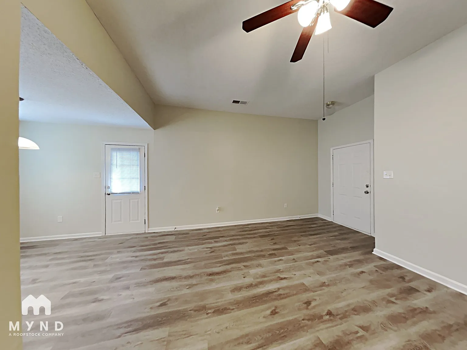 3 bed, 2.0 bath, 1076 sqft, $1,405 — Photo 4