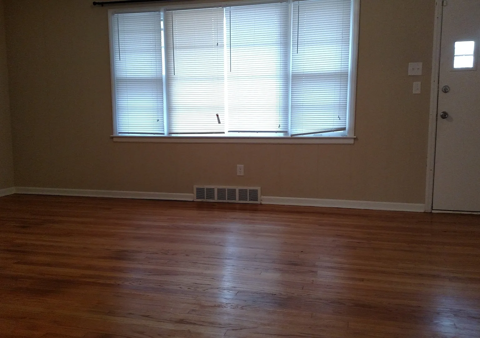 10415 Crystal Ave — Photo 3