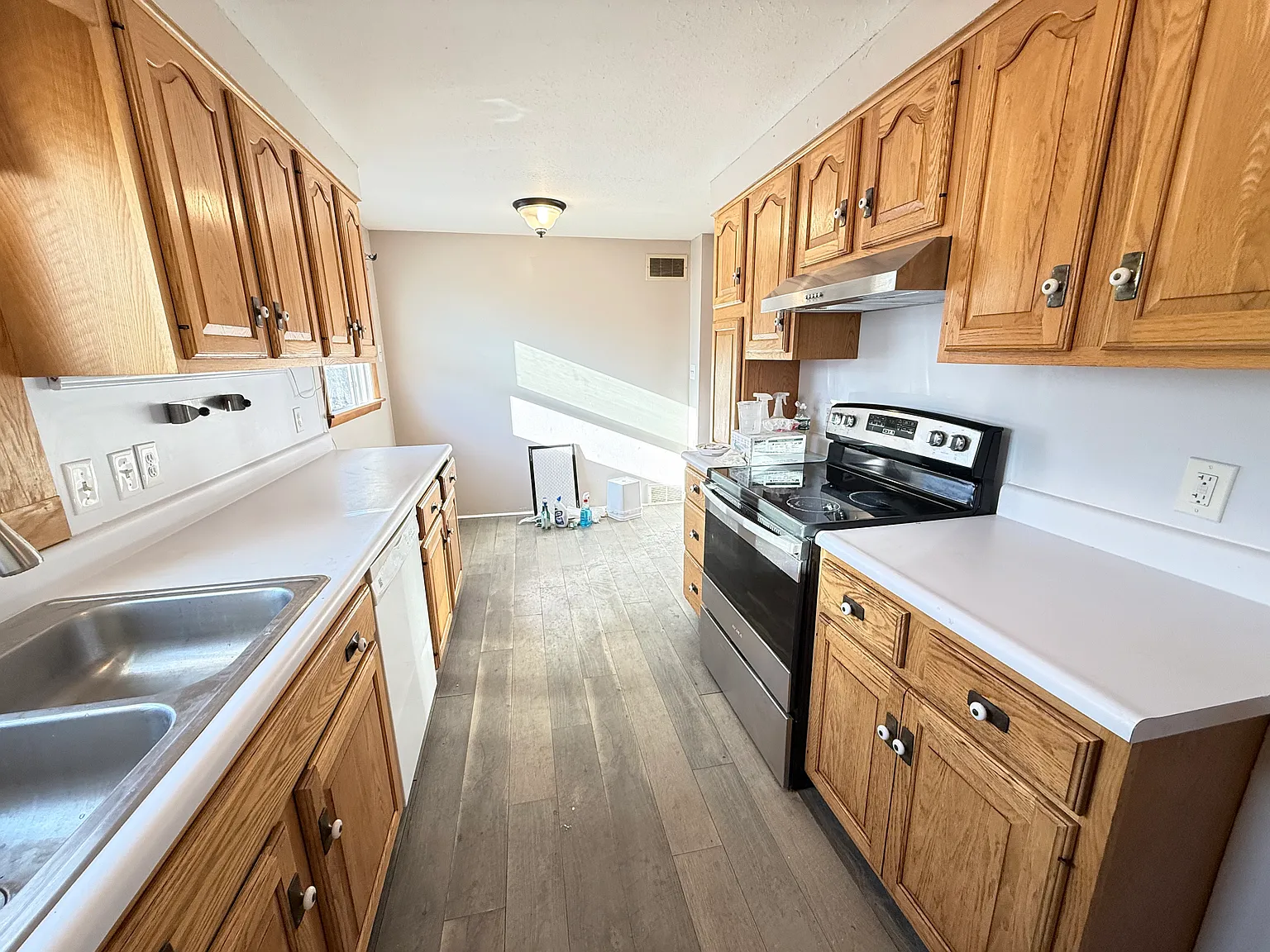 3 bed, 900 sqft, $1,900 — Photo 2