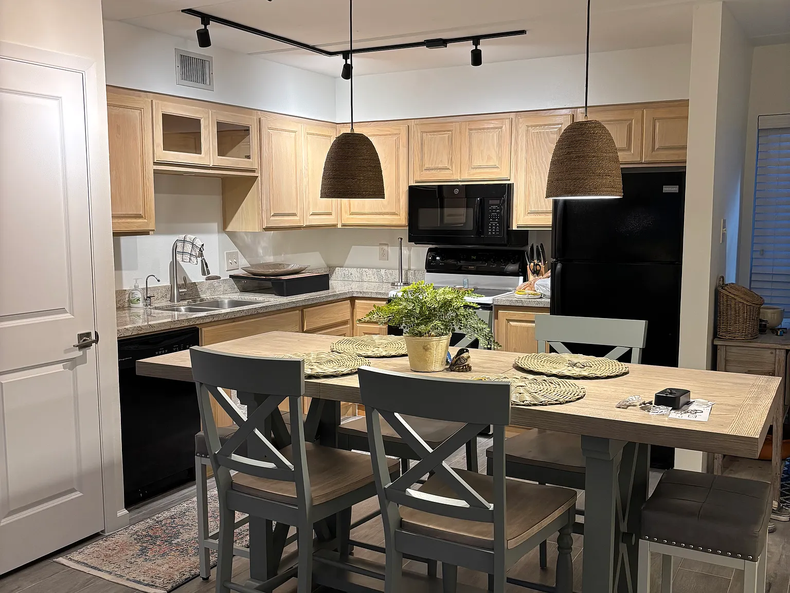 2 bed, 896 sqft, $2,500 — Photo 2