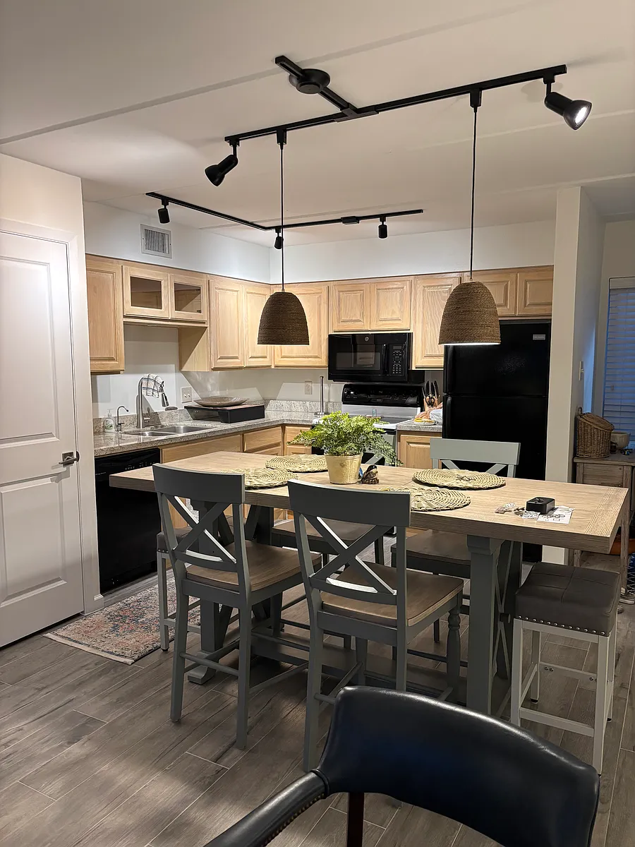 kitchen & dining, 6 stools - 3113 Laguna Blvd #218