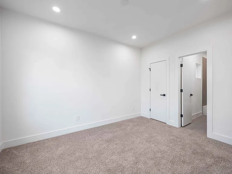 6735 Peerless St — Photo 23