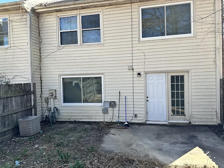 417 Patrick Henry Ct #1 — Photo 22