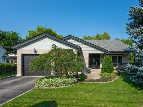 108 Queensway Dr, Saint Jacobs, ON N3B 2T5