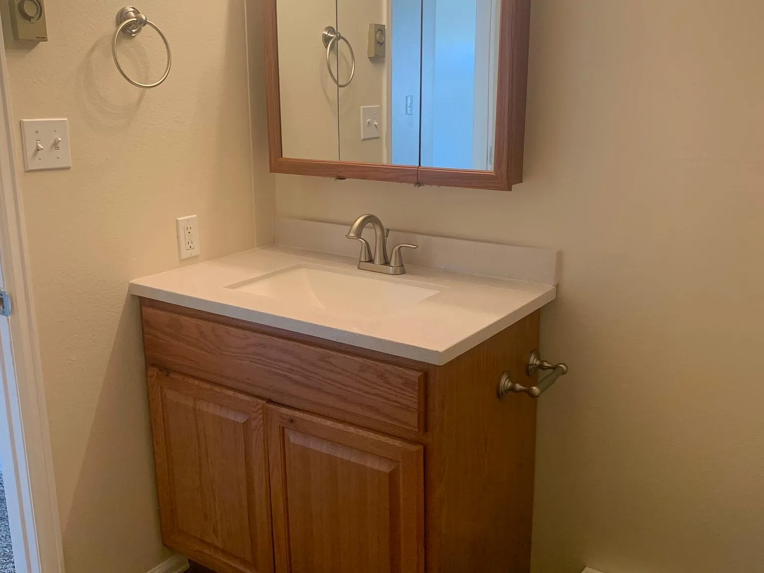 13 Royal Crest Dr — Photo 4
