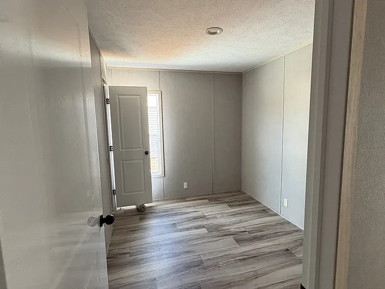 507 Mercedes St — Photo 11