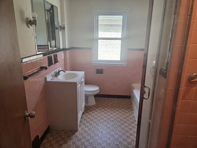 1553 Whitney Ave — Photo 10