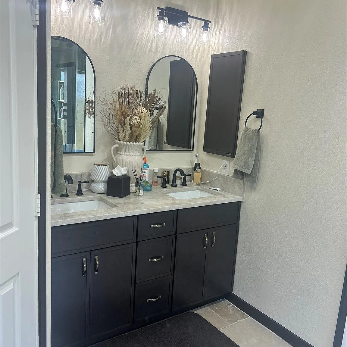 3 bed, 2.0 bath, 1648 sqft, $2,300 — Photo 4