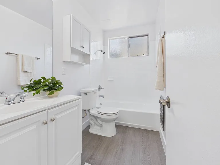 Sepulveda Apartments — Photo 9