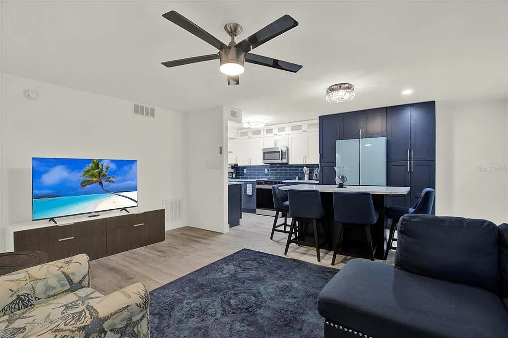 3 bed, 2.0 bath, 1030 sqft, $3,000 — Photo 4