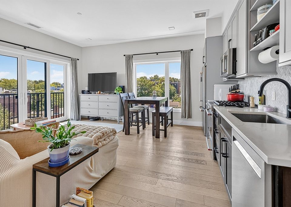 1st image of 287 Maverick St Penthouse 505