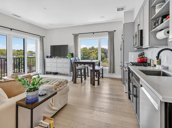 287 Maverick St Penthouse 505, Boston, MA 02128