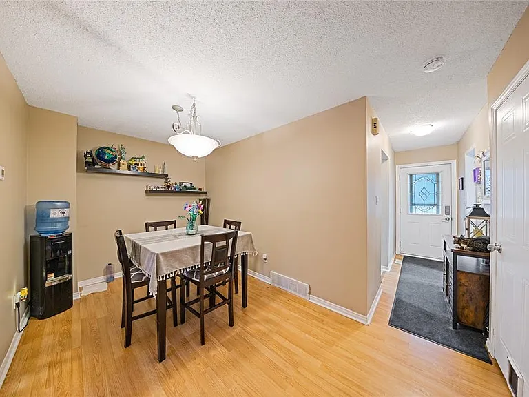 27 York Cres #17 — Photo 7