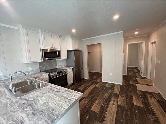 5th image of 102 Gibson St