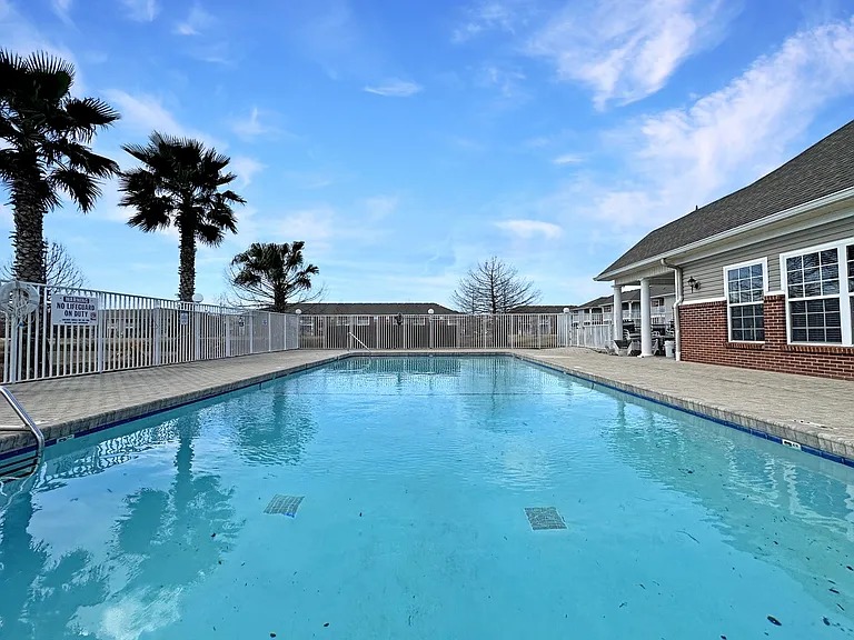 Alison Pointe Apartments — Photo 14