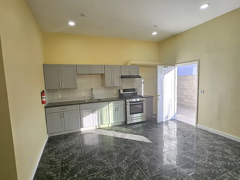325 N Normandie Ave — Photo 13