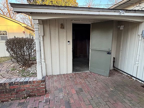 3rd image of 506 Elmwood Ln