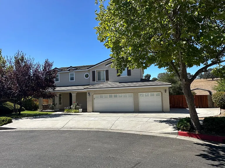 746 Jersey Ct — Photo 1