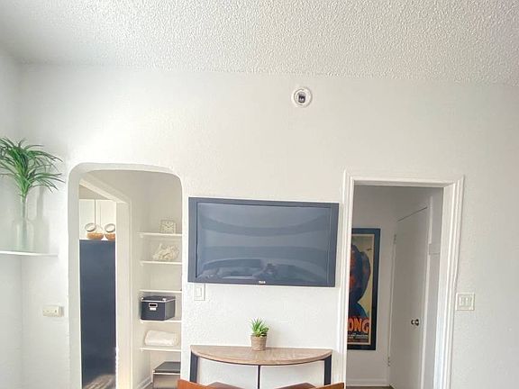 4th image of 1310 S Wilton Pl #208