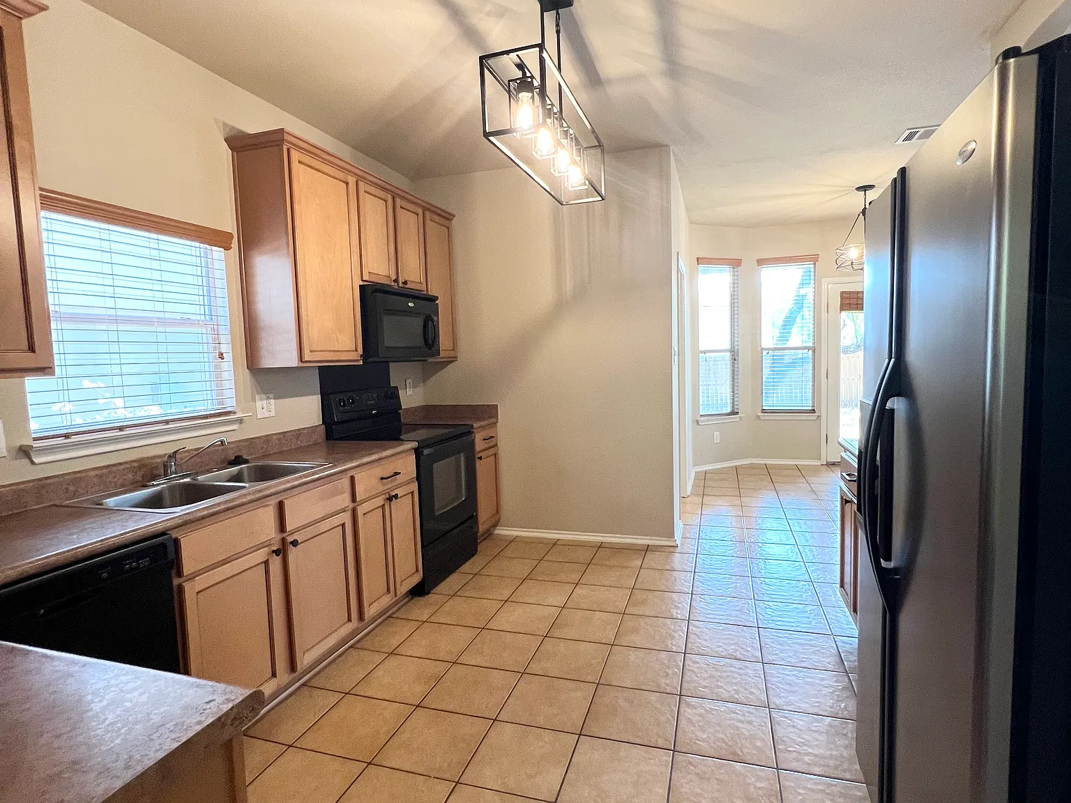 3 bed, 2.5 bath, 2180 sqft, $1,850 — Photo 3
