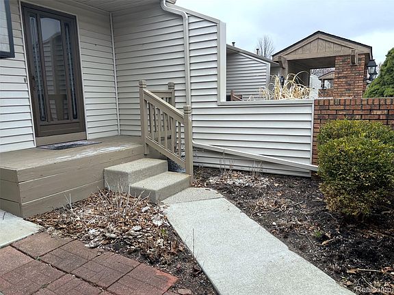 2nd image of 62072 Yorktown Dr Unit 4