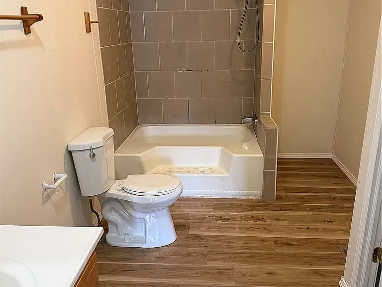 406 Harbour Ln — Photo 4