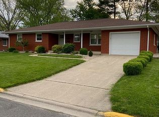 420 S Friendship Dr, Nashville, IL 62263