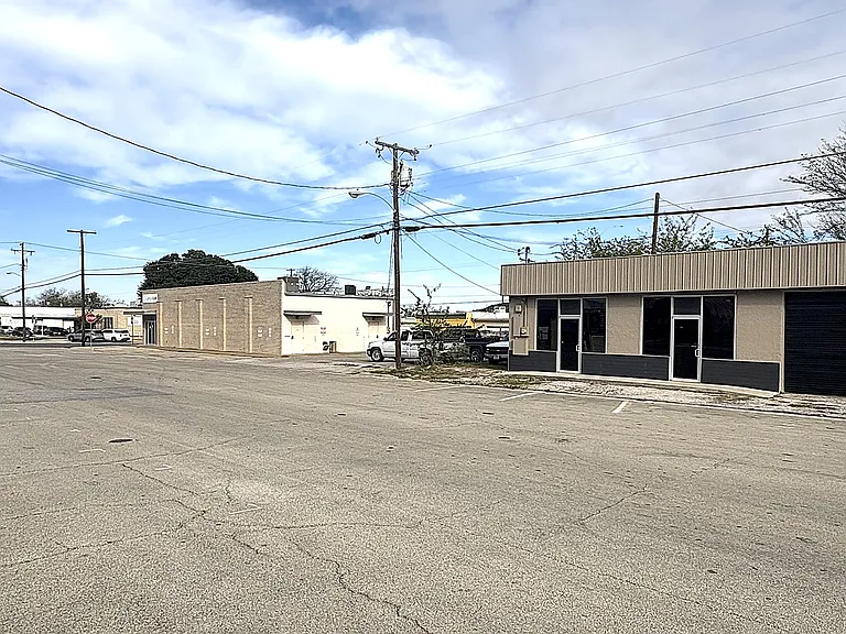 112 W Ave E — Photo 3
