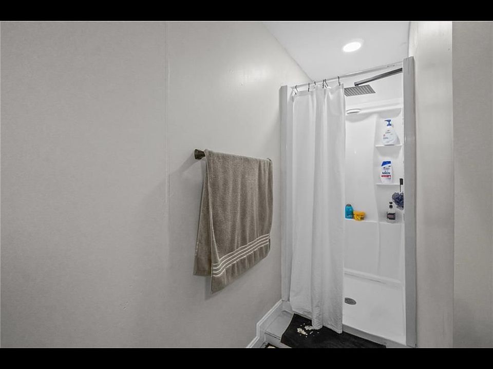 1st image of 44 West Ave Floor 1