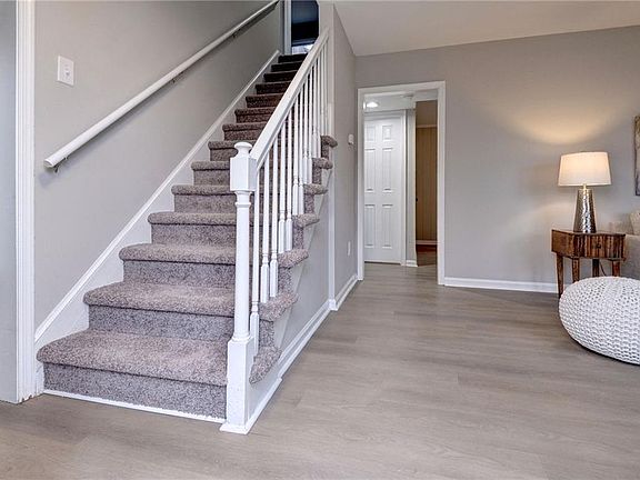 3rd image of 10 Ridgemont Cir