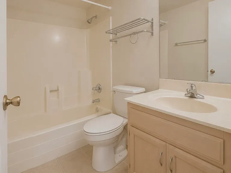 1927 E Hampton Ave #203 — Photo 9