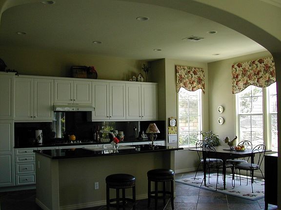 Spacious cook's kitchen & eat-in nook