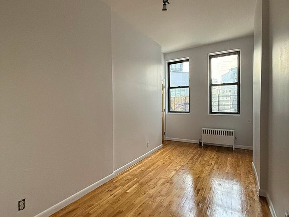 4th image of 2716 Hoyt Ave S APT 2F