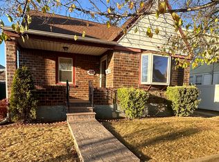 46 E John St, Hicksville, NY 11801
