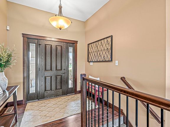 3rd image of 60620 Creekstone Dr