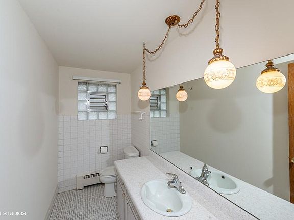 4th image of 4615 N Sayre Ave APT 2