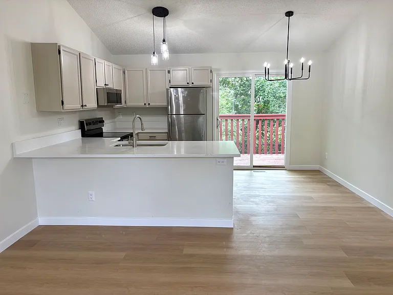 2210 Friendship Cir — Photo 2
