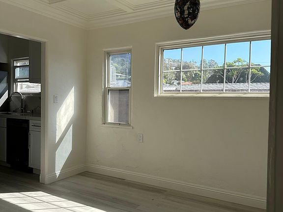 Dining room with tray ceiling