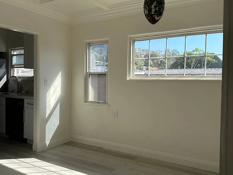 Dining room with tray ceiling